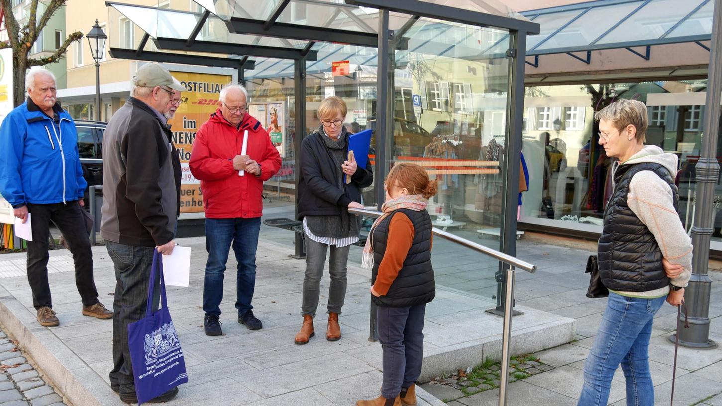 Im Rahmen eines vom Seniorenbeirat angeregten Stadtrundgangs wurde unter anderem die Bushaltestelle am Marktplatz auf Barrierefreiheit überprüft.