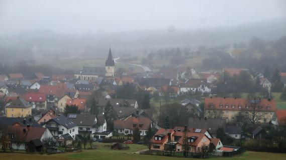 Krämershaus, Dorfladen und Gasthaus Rumpler: Ein Dorf stochert im Nebel
