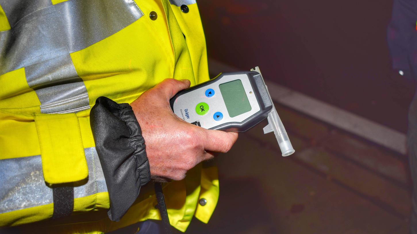 Die Bayreuther Polizei ermittelt gegen einen 67-Jährigen wegen Trunkenheit im Verkehr. (Symbolbild) Die Bayreuther Polizei ermittelt gegen einen 67-Jährigen wegen Trunkenheit im Verkehr. (Symbolbild)