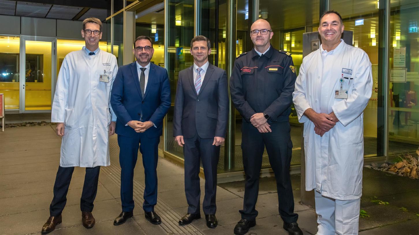 Dank an den stellvertretenden Ärztlichen Direktor des Uniklinikums Erlangen Prof. Dr. Michael Uder für die Versorgung von ukrainischen Kriegsopfern im Uniklinikum Erlangen vom Bayerischen Gesundheitsminister Klaus Holetschek und dem ukrainischen Konsul Oleksandr Prokopenko sowie an Marc Gistrichovsky und Dr. Albert Schiele für die Organisation der Transportlogistik über das Kleeblattsystem (v. l.). 