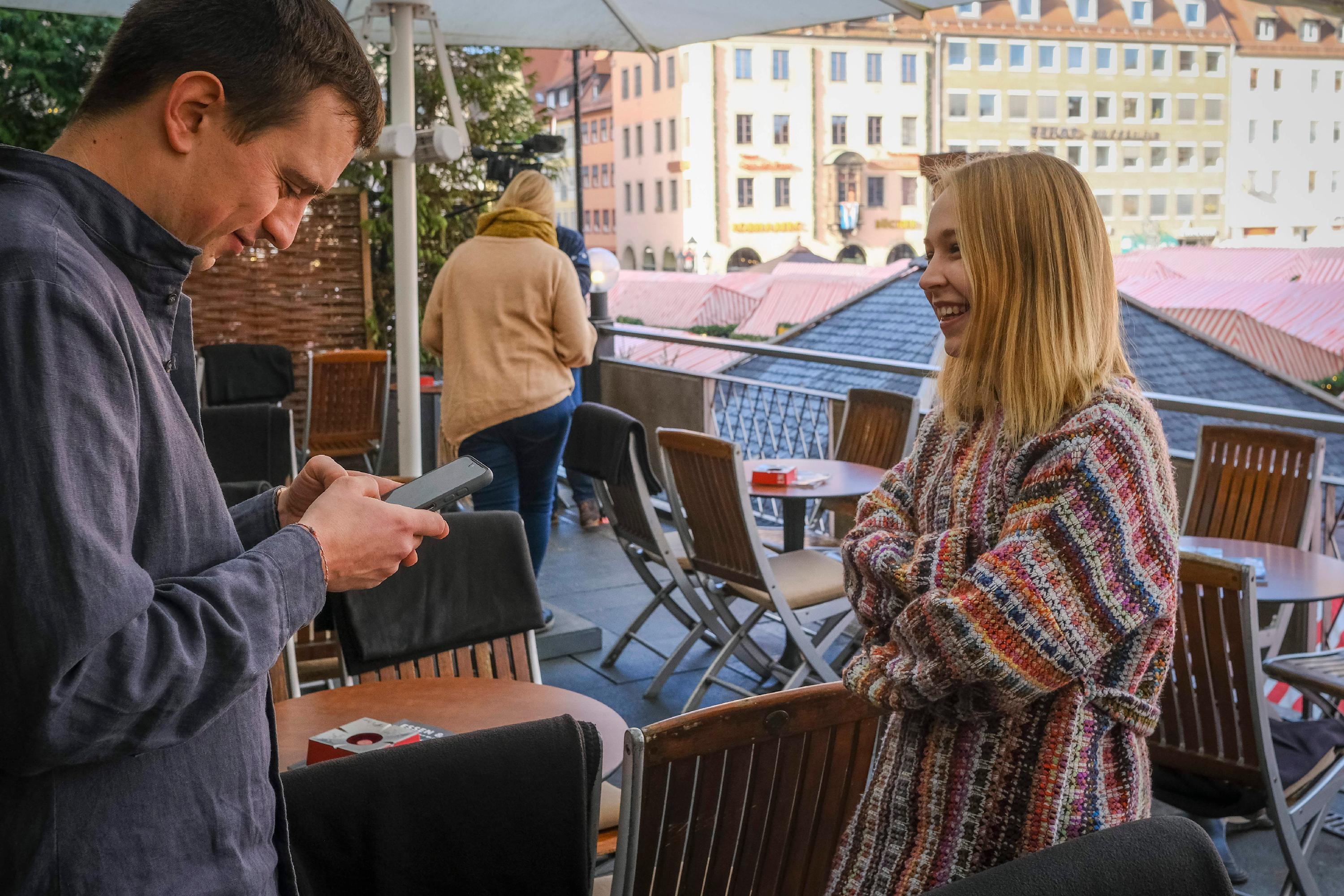 Sie war am Freitag die gefragteste Person des Stadtgeschehens: Schon vor dem Prolog folgte beim Nürnberger Christkind Teresa Windschall ein Termin dem nächsten.