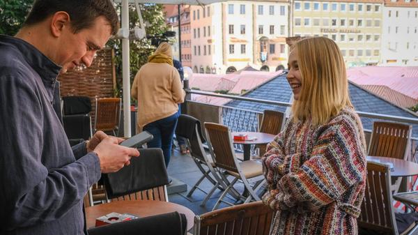 Sie war am Freitag die gefragteste Person des Stadtgeschehens: Schon vor dem Prolog folgte beim Nürnberger Christkind Teresa Windschall ein Termin dem nächsten.