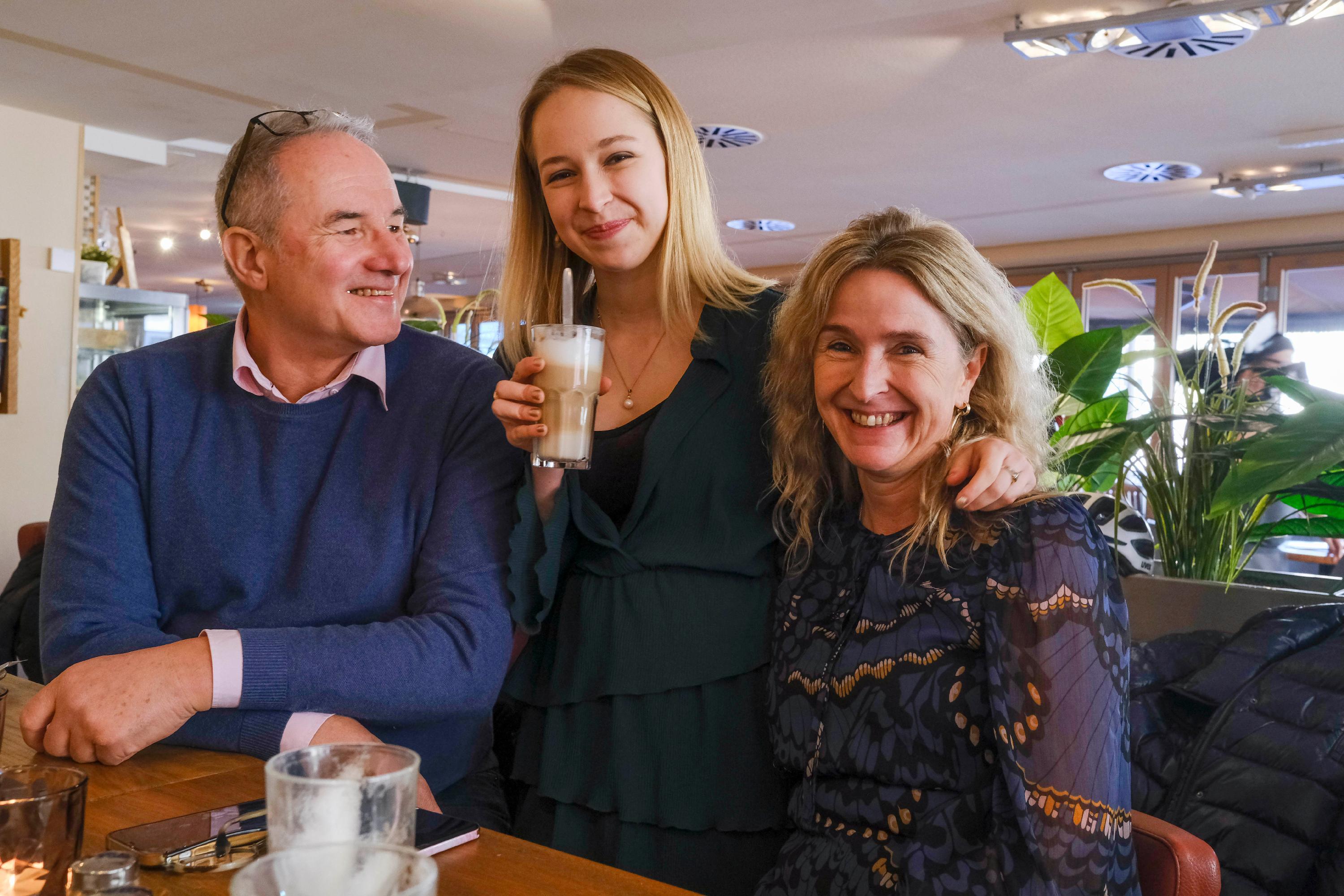 Wie bruncht es sich eigentlich als Christkind? Relativ stattlich, wie uns Teresa verriet, sie startete direkt mit "Pancakes mit Vanillesoße und Kirschen und drei Kaffee" in den Tag. Für die mentale Stärkung in den spannenden Stunden waren natürlich auch die Eltern der 18-Jährigen mit dabei. 