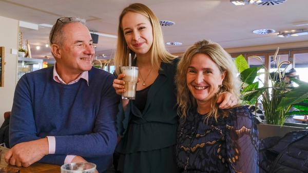 Wie bruncht es sich eigentlich als Christkind? Relativ stattlich, wie uns Teresa verriet, sie startete direkt mit "Pancakes mit Vanillesoße und Kirschen und drei Kaffee" in den Tag. Für die mentale Stärkung in den spannenden Stunden waren natürlich auch die Eltern der 18-Jährigen mit dabei.