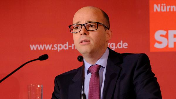 Der 1984 geborene Brehm ist in doppelter Hinsicht das jüngste Mitglied der Stadtspitze. Er übernahm zum 1. Mai 2023 die Amgtsgeschäfte von Harry Riedel, der in den Ruhestand ging. Brehm war zuvor seit 2008 Mitglied des ehrenamtlichen Stadtrats, zuletzt von 2020 bis Anfang 2023 amtierte er als Vorsitzender der SPD-Stadtratsfraktion. Der Sozialwissenschaftler kandidierte 2020 für das Amt des Oberbürgermeisters, unterlag aber in der Stcihwahl gegen Marcus König (CSU). Nun ist er als Kämmerer für die Stadtfinanzen zuständig. Zudem übernahm er von Vorgänger Riedel auch das Amt als Personal- und Organisationsreferent.