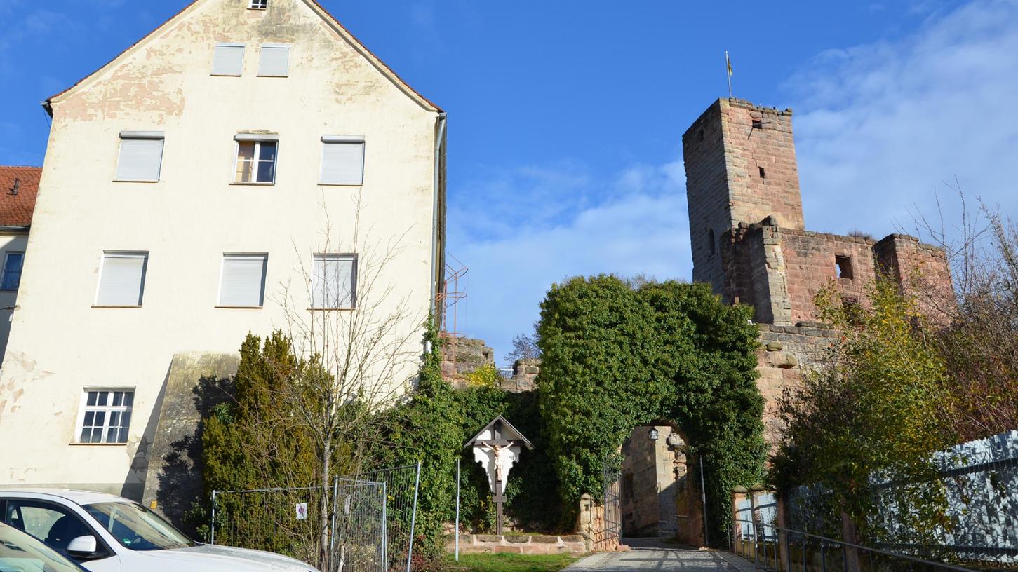 Markantes Gebäude hoch über der Stadt Hilpoltstein. Die Awo als Eigentümer will die Vorburg (links) an einen Rother Bauunternehmer verkaufen, der sie saniert und neun bis zehn Wohnungen daraus macht.  

