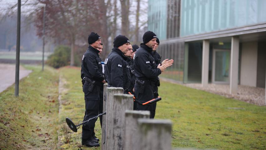 Vor Ort waren am Freitagmorgen rund 60 Beamte des Bayerischen Landeskriminalamtes (LKA) sowie der Bereitschaftspolizei aus Eichstätt im Einsatz.