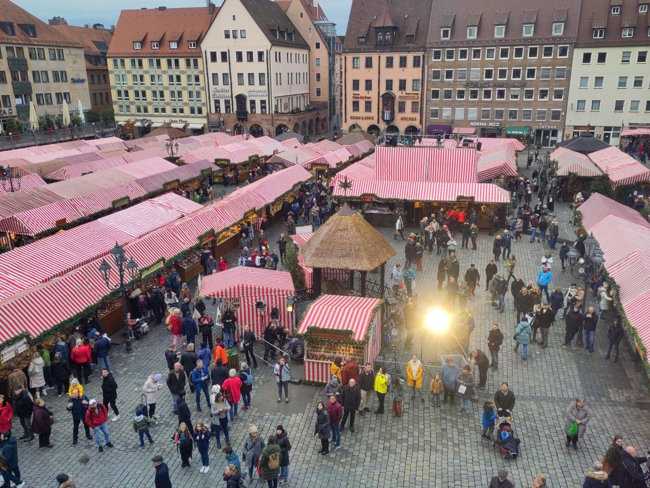 Unterdessen lauschten bereits die ersten Marktbesucherinnen und Besucher. Später wird hier kein Durchkommen mehr sein! 