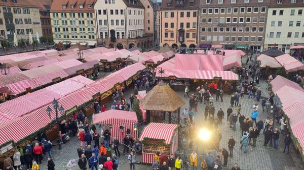 Unterdessen lauschten bereits die ersten Marktbesucherinnen und Besucher. Später wird hier kein Durchkommen mehr sein!