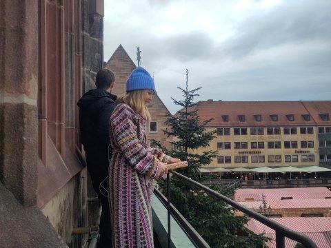 "Tim stellt die Butterbrote auf den Tisch", hallte es über den Hauptmarkt. Was Teresa Windschall da bei der Tonprobe zum Besten gab, hat nichts mit dem Prolog zu tun. Die Texte stammen aus Weihnachtsgeschichten, sie hat sie selbst ausgesucht.