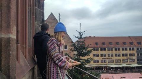 "Tim stellt die Butterbrote auf den Tisch", hallte es über den Hauptmarkt. Was Teresa Windschall da bei der Tonprobe zum Besten gab, hat nichts mit dem Prolog zu tun. Die Texte stammen aus Weihnachtsgeschichten, sie hat sie selbst ausgesucht.