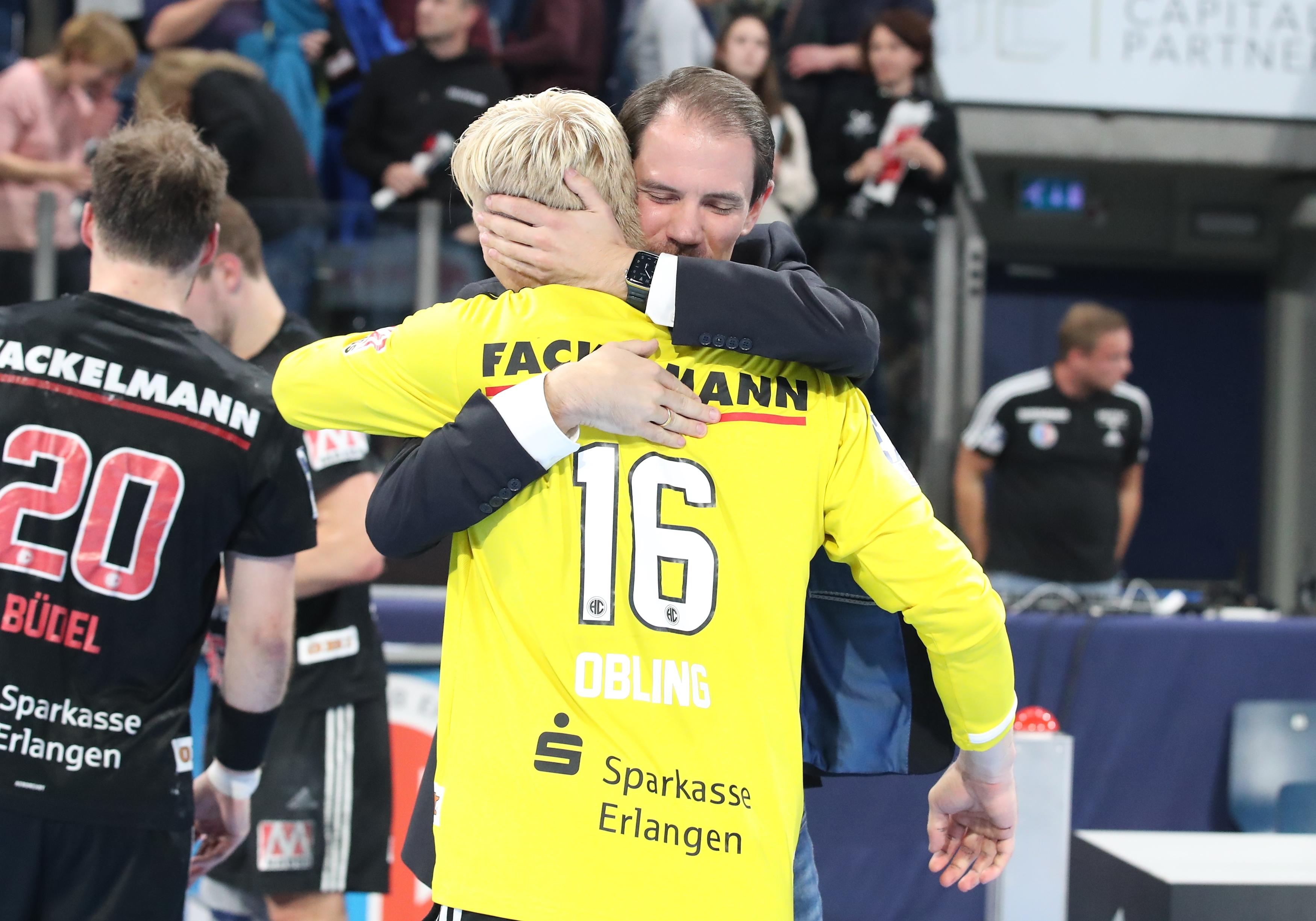 (Ex-)Torwart liebkost Torwart: So ungefähr soll das auch in Lemgo aussehen, wenn HCE-Geschäftsführer René Selke und Bertram Obling (vorne) einen Erlanger Auswärtssieg anstreben. (Ex-)Torwart liebkost Torwart: So ungefähr soll das auch in Lemgo aussehen, wenn HCE-Geschäftsführer René Selke und Bertram Obling (vorne) einen Erlanger Auswärtssieg anstreben.