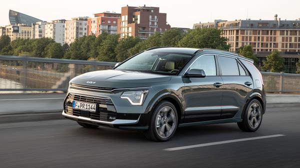 Den Kia Niro gibt es als Vollhybrid (HEV), Plug-in-Hybrid mit Stecker und als rein batterieelektrische Variante. Am günstigsten kommt der HEV, er kostet ab 30.690 Euro.