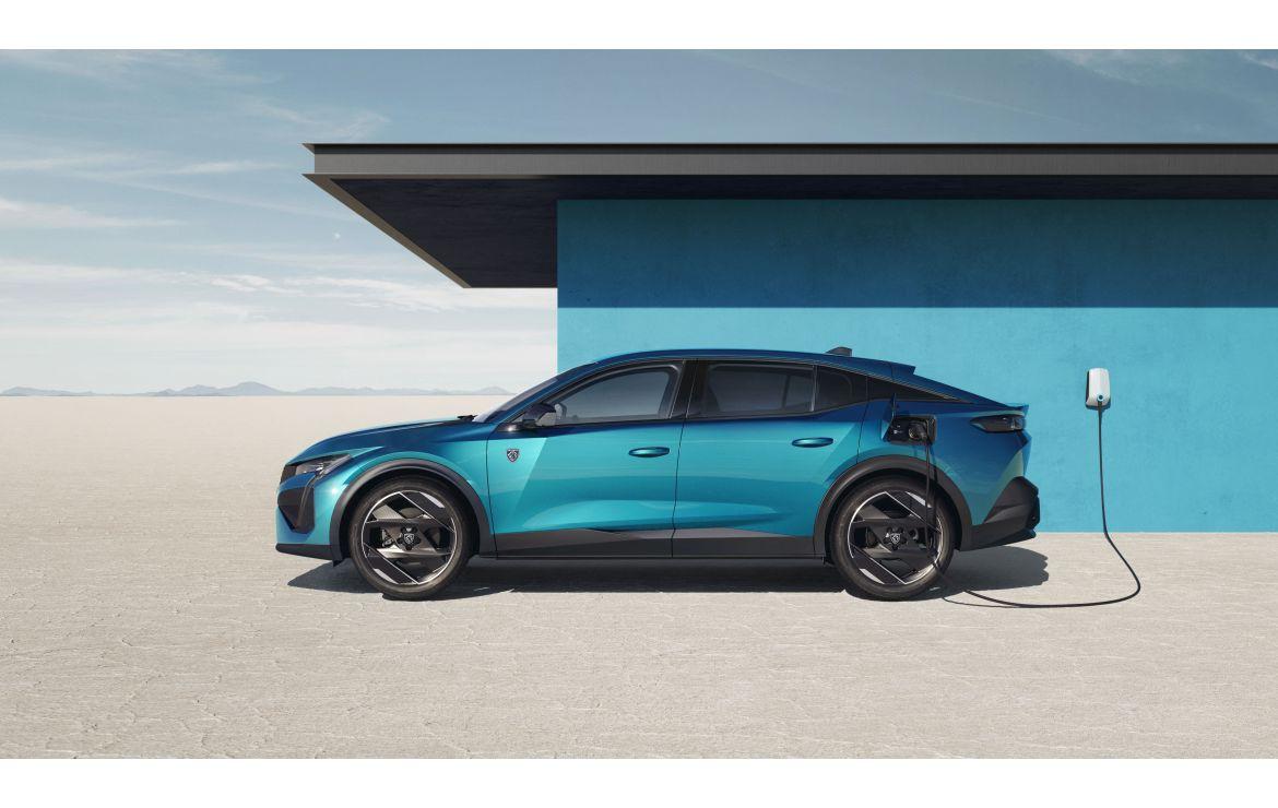 Der im Stile eines Fastback geformte 408 startet im Januar 2023. Zu haben ist er mit 95 kW/130 PS starkem 1,2-l-Dreizylinder-Benziner - oder aber als Plug-in-Hybrid mit 132 kW/180 PS beziehungsweise 110 kW/150 PS. 2024 folgt ein reine rein elektrische Variante. Preis: Ab 38.800 Euro.