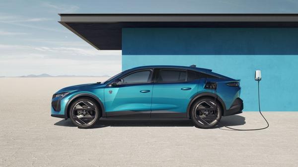 Der im Stile eines Fastback geformte 408 startet im Januar 2023. Zu haben ist er mit 95 kW/130 PS starkem 1,2-l-Dreizylinder-Benziner - oder aber als Plug-in-Hybrid mit 132 kW/180 PS beziehungsweise 110 kW/150 PS. 2024 folgt ein reine rein elektrische Variante. Preis: Ab 38.800 Euro.