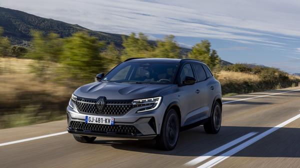 Der Austral ist der Nachfolger des Kadjar. Sein Vollhybridantrieb besteht aus einem 1,2 Liter kleinen Turbo-Dreizylinder und einem E-Motor. Gemeinsam leistet das Duo 147 kW/200 PS. Daneben gibt es zwei Mildhybride. Die kleinere Ausbaustufe hält 103 kW/140 PS vor, die stärkere 116 kW/158 PS. Der Austral fährt ab 29.900 Euro vor.