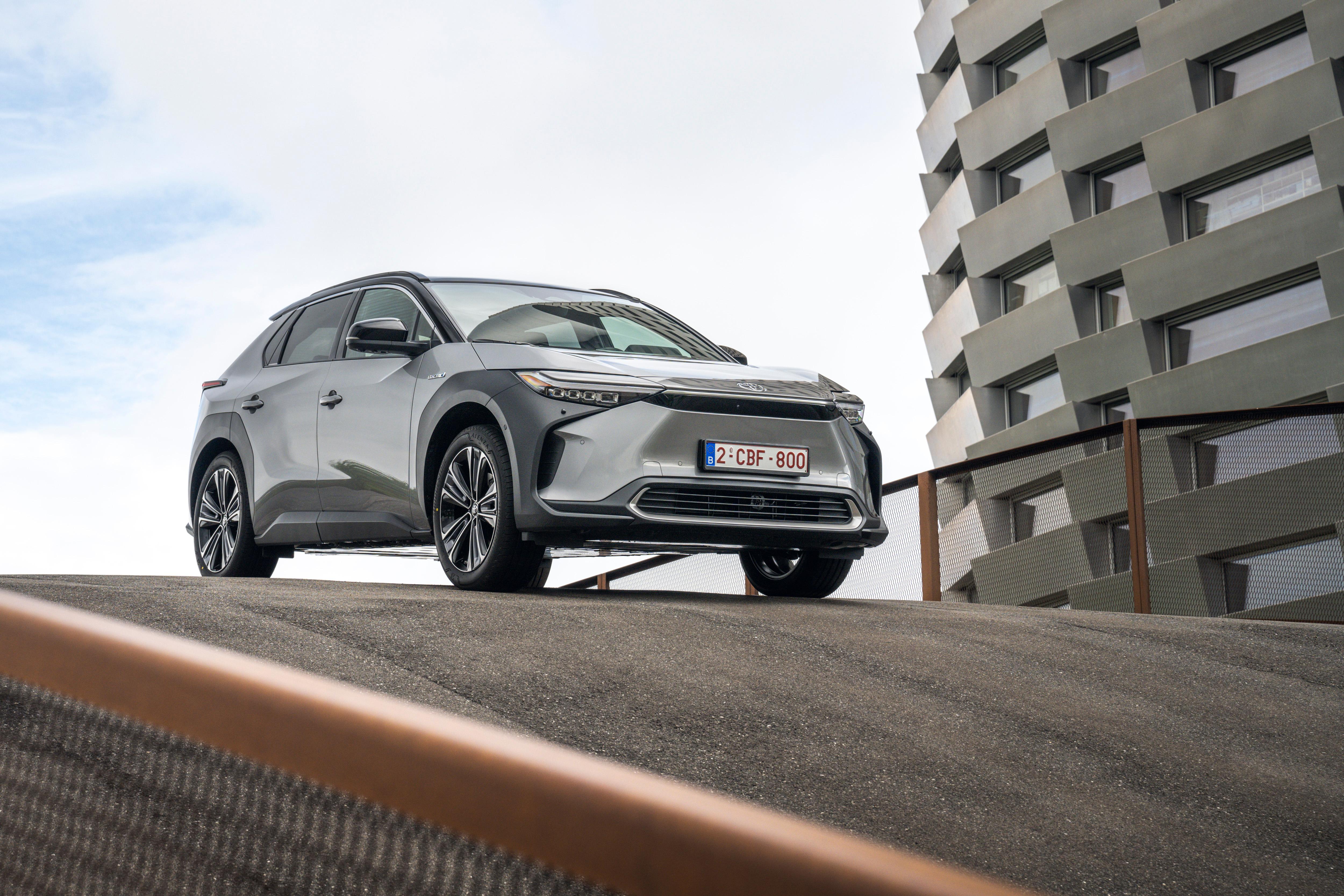 Der bZ4X ist im Gegensatz zum baugleichen Bruder Solterra auch als Fronttriebler mit 150 kW/204 PS zu haben. Die Reichweite beträgt bis zu 514 Kilometer. Das Basismodell kostet ab 47.950 Euro.