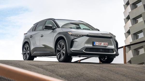 Der bZ4X ist im Gegensatz zum baugleichen Bruder Solterra auch als Fronttriebler mit 150 kW/204 PS zu haben. Die Reichweite beträgt bis zu 514 Kilometer. Das Basismodell kostet ab 47.950 Euro.