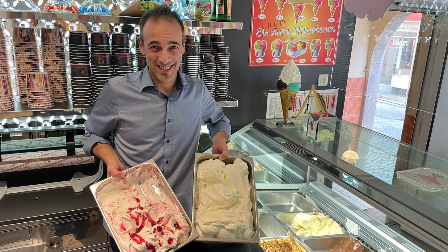 Welche Sorte soll es sein? Giuseppe Papapietro ist schon ein bisschen Stolz auf sein Joghurt- und sein Amarena-Eis.