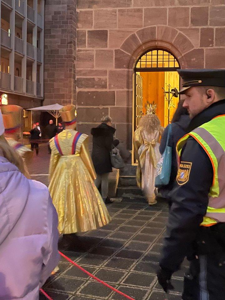 Von der Maske ging es dann direkt erneut in die Frauenkirche - diesmal mit den bekannten Engelslocken und dem goldenem Gewand.