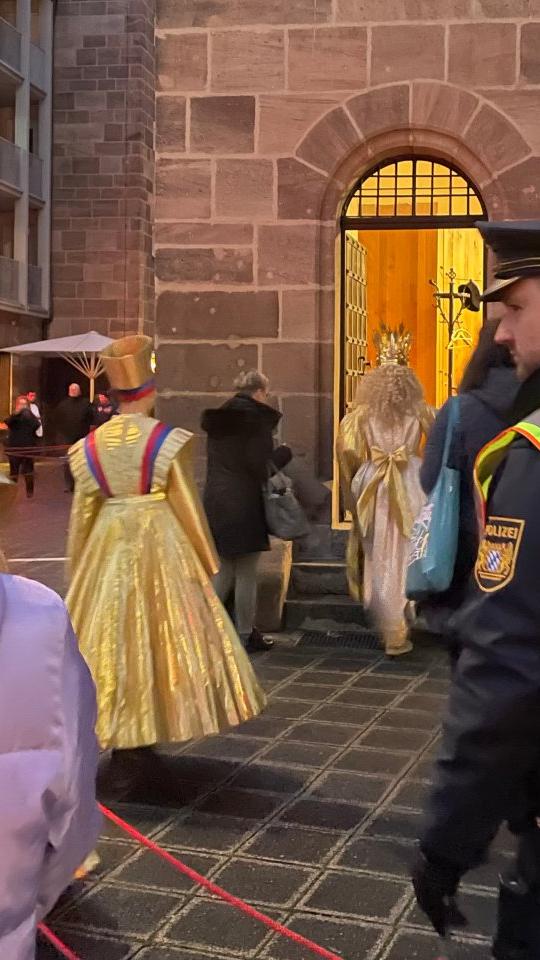 Von der Maske ging es dann direkt erneut in die Frauenkirche - diesmal mit den bekannten Engelslocken und dem goldenem Gewand.