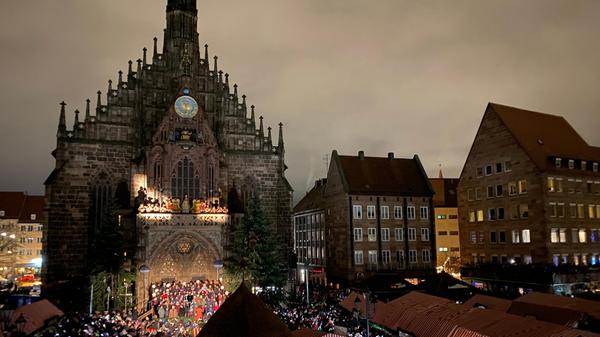 Unterdessen war die Spannung auf dem Hauptmarkt allen anzumerken. Die Menge wartete mucksmäuschenstill auf den großen Auftritt.