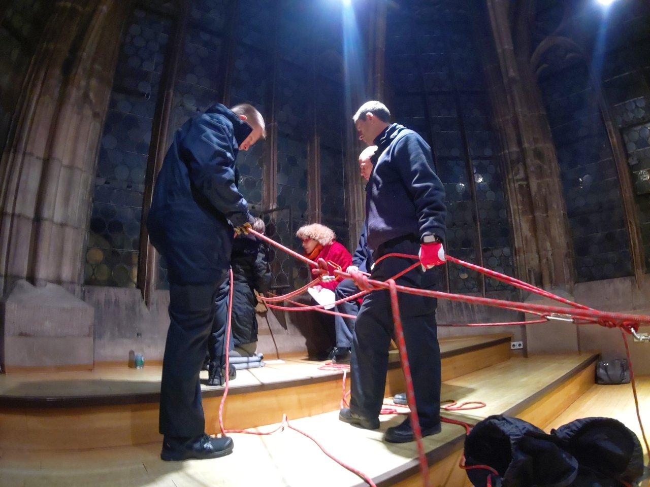 Sicherheit geht auch beim Prolog vor! Mit diesen Seilen wurden Christkind Teresa und ihre beiden Engel auf der Empore gesichert.