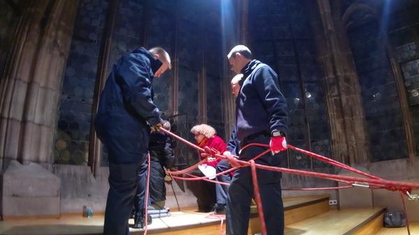 Sicherheit geht auch beim Prolog vor! Mit diesen Seilen wurden Christkind Teresa und ihre beiden Engel auf der Empore gesichert.