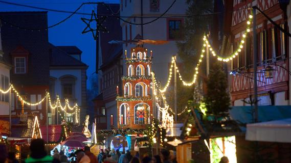 Illuminierte Kaiserpfalz und 20 Buden: Der Forchheimer Weihnachtsmarkt ist eröffnet
