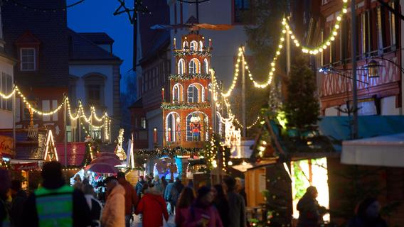 Illuminierte Kaiserpfalz und 20 Buden: Der Forchheimer Weihnachtsmarkt ist eröffnet