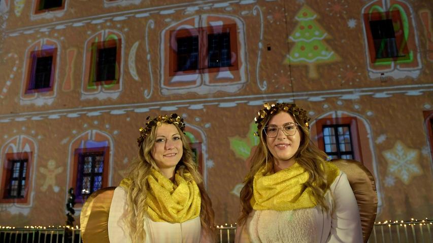 Die Forchheimer Weihnachtsengel Jana und Leonie waren bei der Eröffnung dabei.