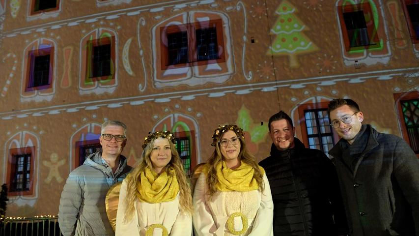Der Forchheimer Weihnachtsmarkt wurde eröffnet (v.l.): Oberbürgermeister Uwe Kirschstein, die Engel Leonie und Jana, der Moderator und Tourismus-Chef Nico Cieslar. 
