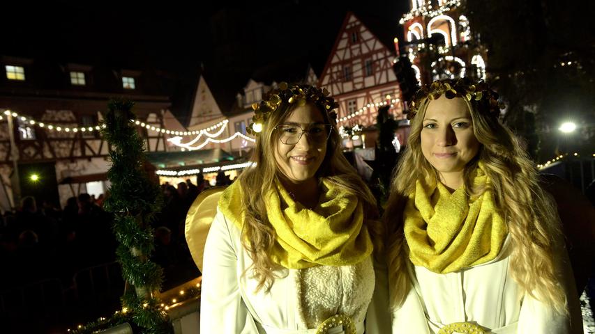 Auf dem Forchheimer Weihnachtsmarkt: die Engel Leonie und Jana.