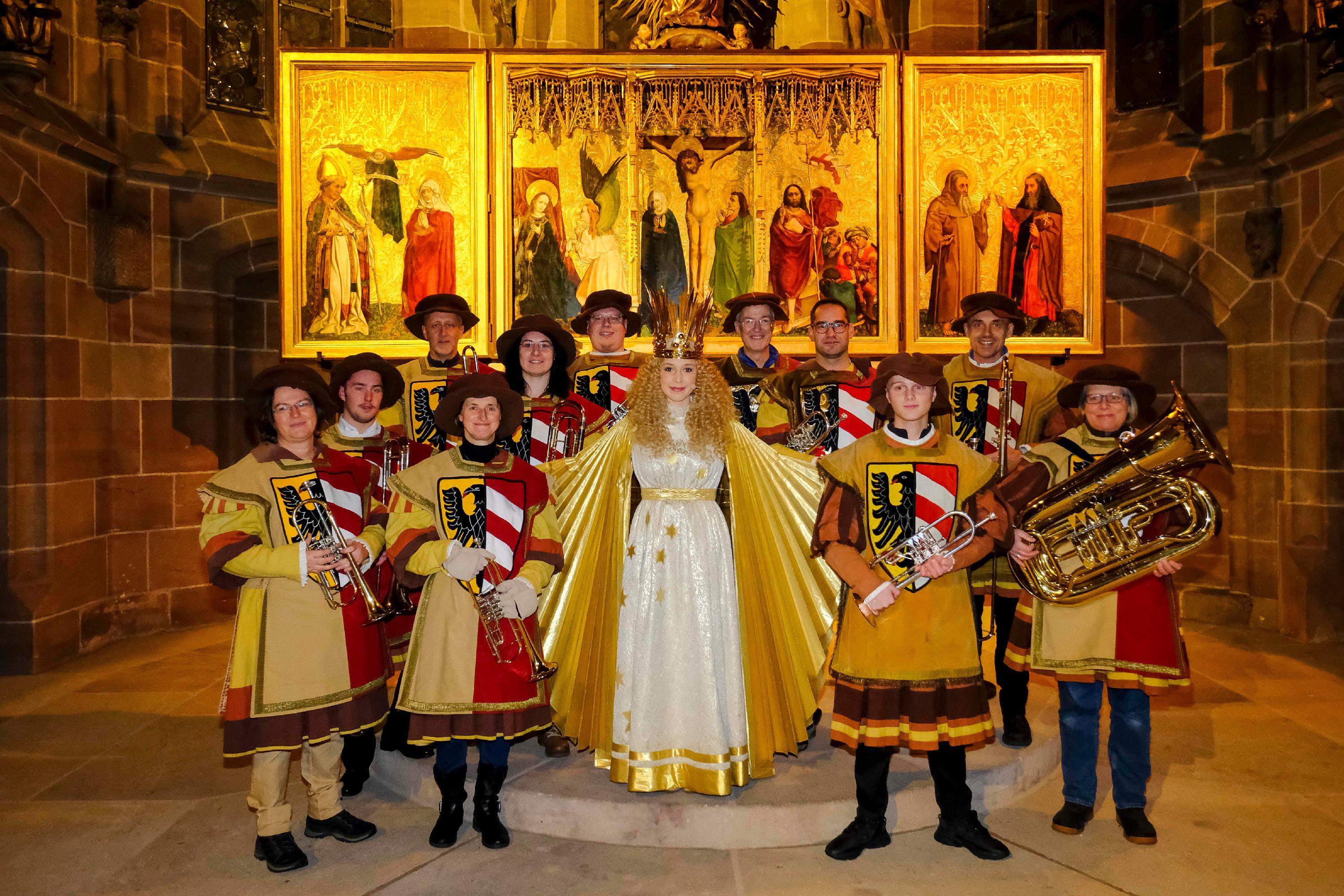 Bevor es aber losging, durfte ein Gruppenfoto mit den Rauschgoldengeln und den Bläsern des CVJM Gostenhof nicht fehlen.