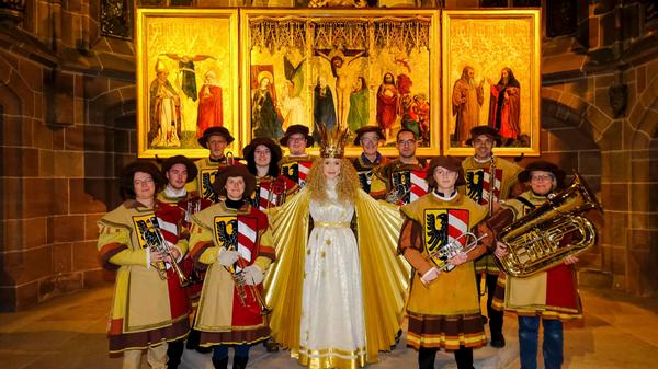 Bevor es aber losging, durfte ein Gruppenfoto mit den Rauschgoldengeln und den Bläsern des CVJM Gostenhof nicht fehlen.