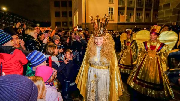 Wenige Minuten warf sich die Nürnbergerin dann mitten ins Fan-Getümmel, viele Kinder hatten Wünsche an ihr Christkind mitgebracht.