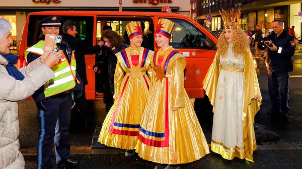 Für ein Foto mit dem Christkind und seinen Engeln wurde an diesem Abend mehrfach das Handy gezückt - diesen Anblick gab es schließlich schon seit zwei Jahren nicht mehr.