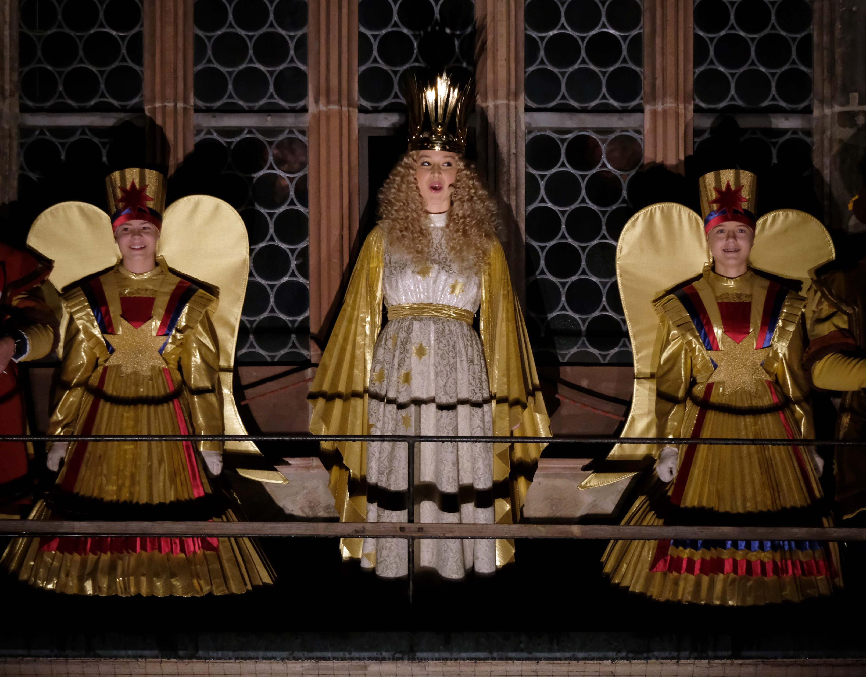 Pünktlich um 17.30 Uhr war es dann soweit: Begleitet von Fanfaren und Chorgesang eröffnete die 18-Jährige am frühen Freitagabend ganz offiziell den Christkindlesmarkt mit dem berühmten Prolog.