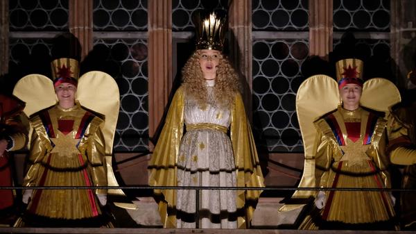 Pünktlich um 17.30 Uhr war es dann soweit: Begleitet von Fanfaren und Chorgesang eröffnete die 18-Jährige am frühen Freitagabend ganz offiziell den Christkindlesmarkt mit dem berühmten Prolog.