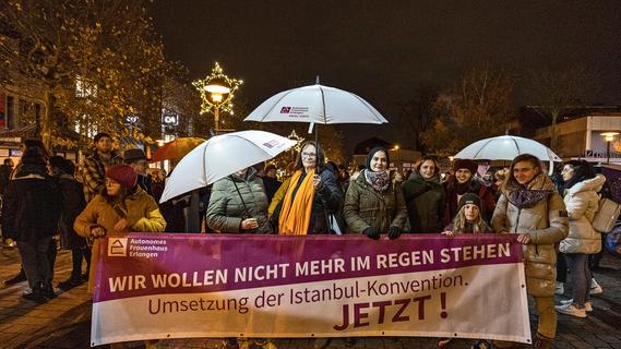 Man(n) tötet nicht aus Liebe: Frauen und Queers demonstrieren in Erlangen gegen Gewalt