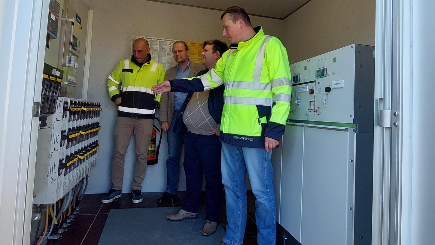 Von links: Atilla Caglayan (Leiter Gasversorgung), Dr. Gerhard Brunner (Werkleiter), MdB Jan Plobner und Marco Dorsch (Leiter Stromversorgung) besichtigen die neue Trafostation im Neubaugebiet Baumgartenwiesen.
