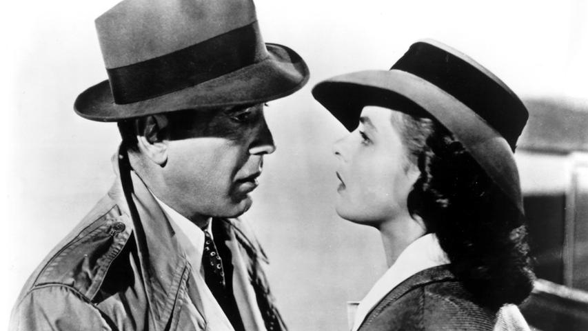 Wenige Bilder aus Filmen sind so ikonisch wie die Begegnung von Humphrey Bogart und Ingrid Bergman am Ende des Klassikers "Casablanca" (1942). Ebenso ikonisch ist Bogarts Spruch "schau mir in die Augen, Kleines." Aber hat er das überhaupt gesagt? Klare Antwort: Jein. Als "Casablanca" rund zehn Jahre nach seiner Premiere in die deutschen Kinos kam, war er 25 Minuten kürzer als das Original - weil nahezu alles, was mit den Nazis und dem zweiten Weltkrieg zu tun hatte, herausgeschnitten worden war. In dieser ersten Synchronfassung sagt Bogart tatsächlich "schau mir in die Augen, Kleines". Erst 1975 lief die ungekürzte (und heute bekannte) Fassung in der ARD. In der neuen Synchronisation sagt Bogart nun im Gegensatz zu früher: "Ich seh dir in die Augen, Kleines!"