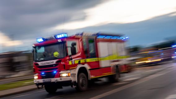 210 Einsatzkräfte im Dienst: Scheunenbrand im Landkreis Bayreuth verursacht hohen Schaden