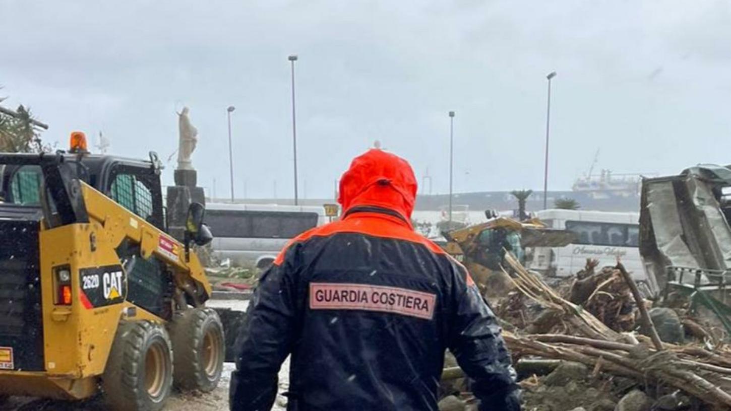 Auf Ischia gelten nach einem schweren Unwetter und Erdrutschen mehrere Menschen als vermisst.