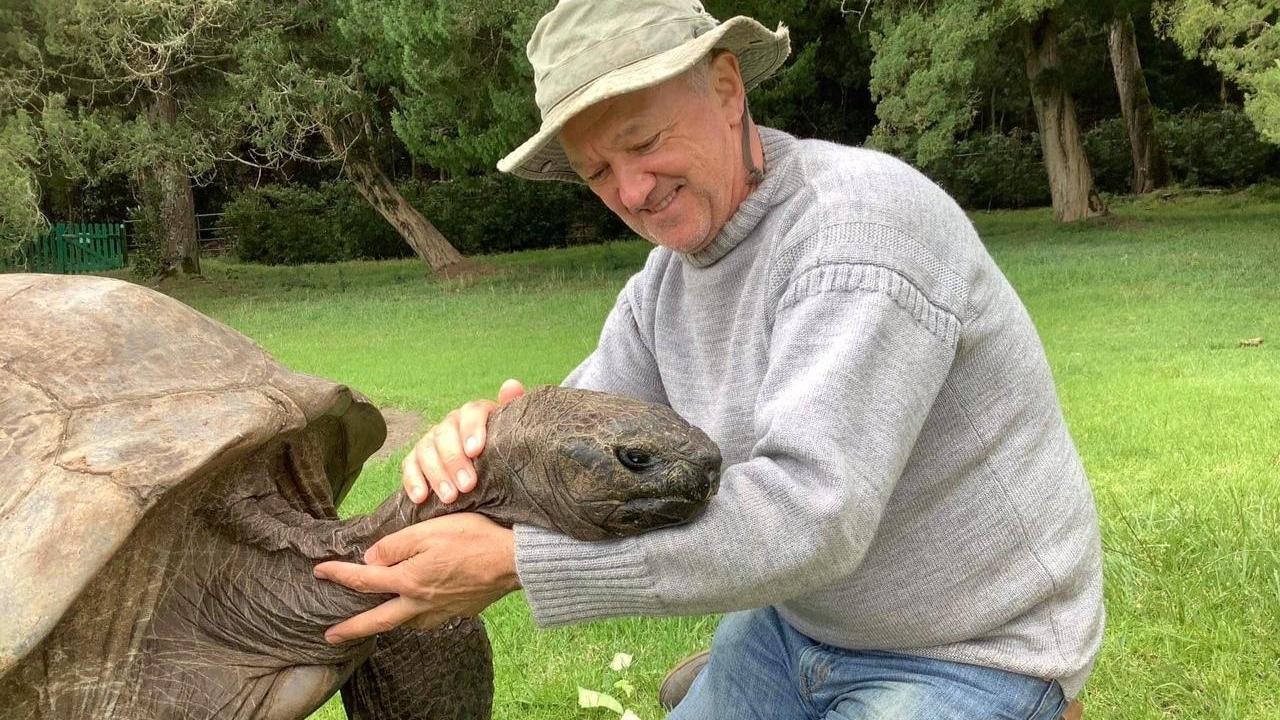 Jonathan (190), die älteste Schildkröte der Welt, im Garten der Gouverneurs-Residenz auf der Insel St. Helena mit seinem Pfleger Joe Hollins