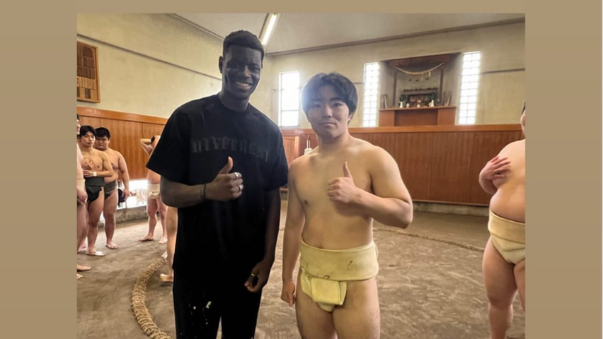Auch japanischen Sumoringern stattete der Fußballer einen Besuch ab. 
