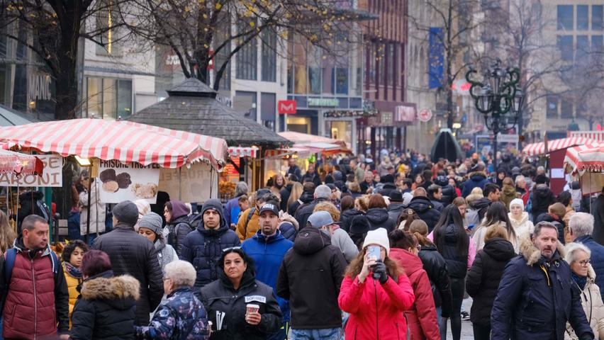 Auftakt zum Weihnachts-Einkauf in Nürnberg: So voll war die Stadt