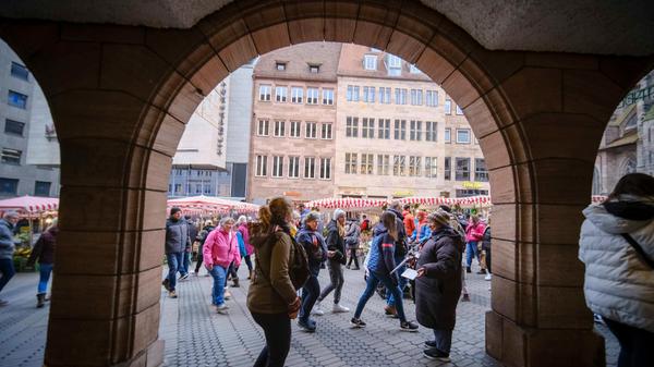 Auch die Nürnberger Innenstadt selbst eignet sich sehr gut, um dort einen schönen Wintertag zu verbringen. Nachdem man durch die Fußgängerzone geschlendert und vielleicht sogar bis zur Burg, von wo man einen schönen Blick auf das winterliche Nürnberg hat, hochgelaufen ist, kann man sich in zahlreichen Geschäften die Zeit vertreiben.
