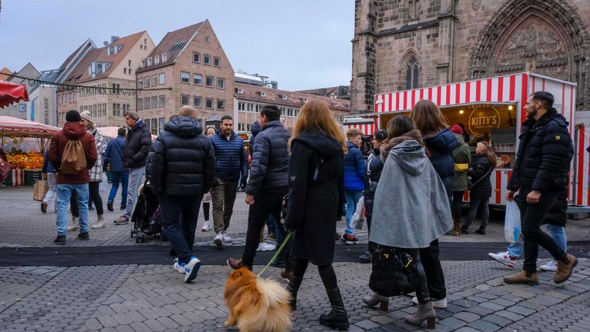 So voll war die Nürnberger Innenstadt am ersten Adventswochenende. 
