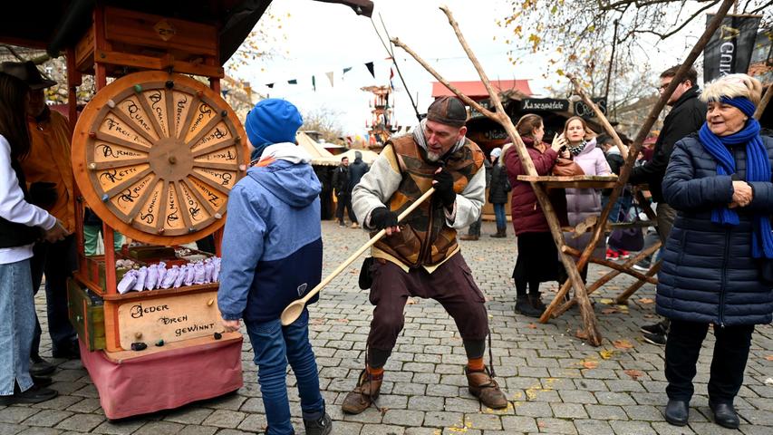Auf dem Fürther Mittelaltermarkt geben vorwitzige Gaukler und tüchtige, kleine Ritter den Ton an
